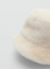 Mango Gorro bucket efecto pelo - Crudo
