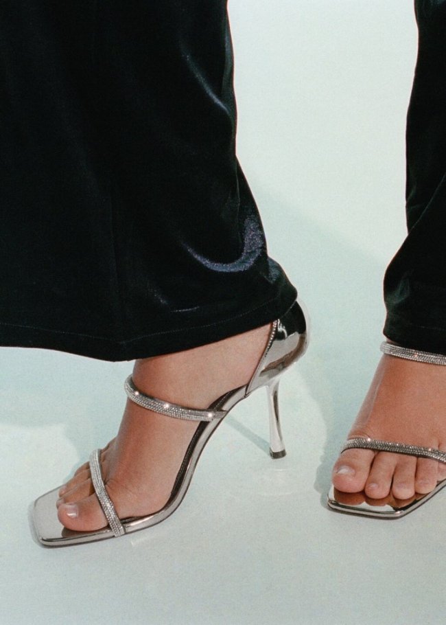 Mango Sandalia tacón tiras strass - Plata oscura