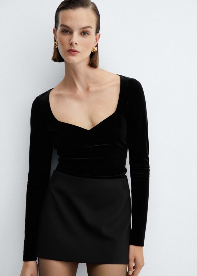 Mango Camiseta terciopelo escotada - Negro
