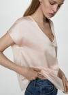 Mango Camiseta satinada cuello pico - Rosa pastel