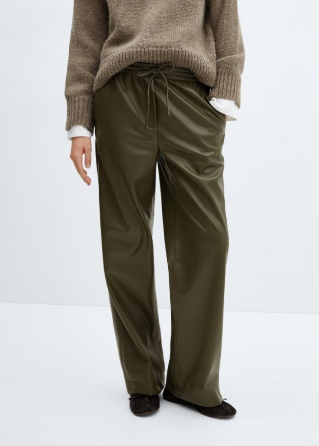 Mango Pantalón cintura elástica efecto piel - Khaki