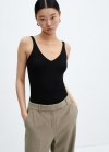 Mango Top punto escote pico - Negro