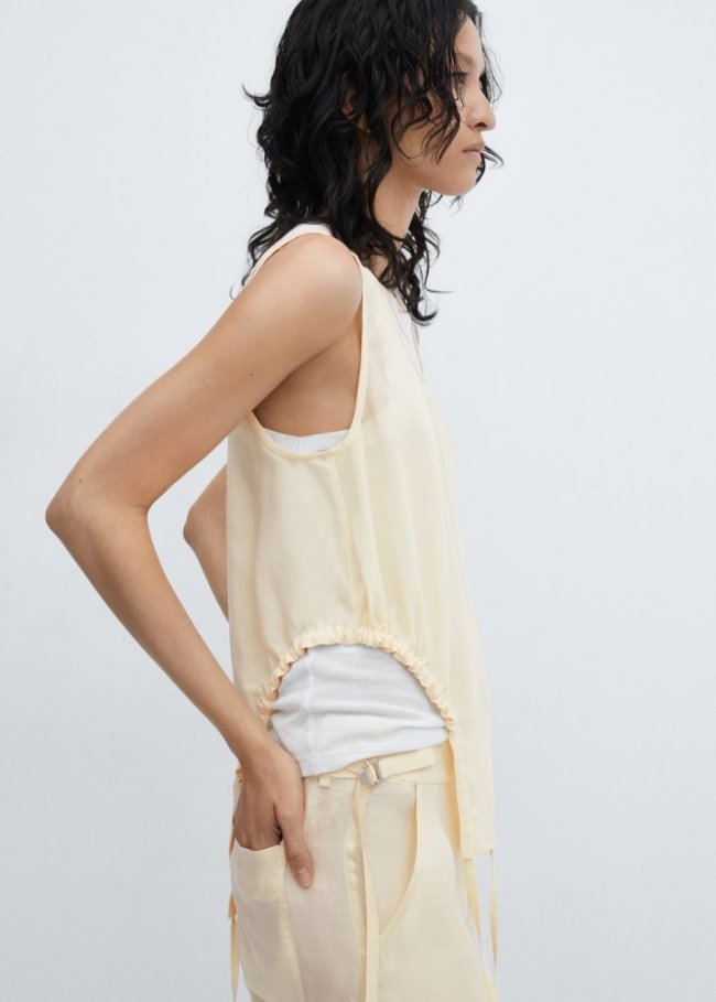 Mango Top semitransparente fruncido lateral - Crudo