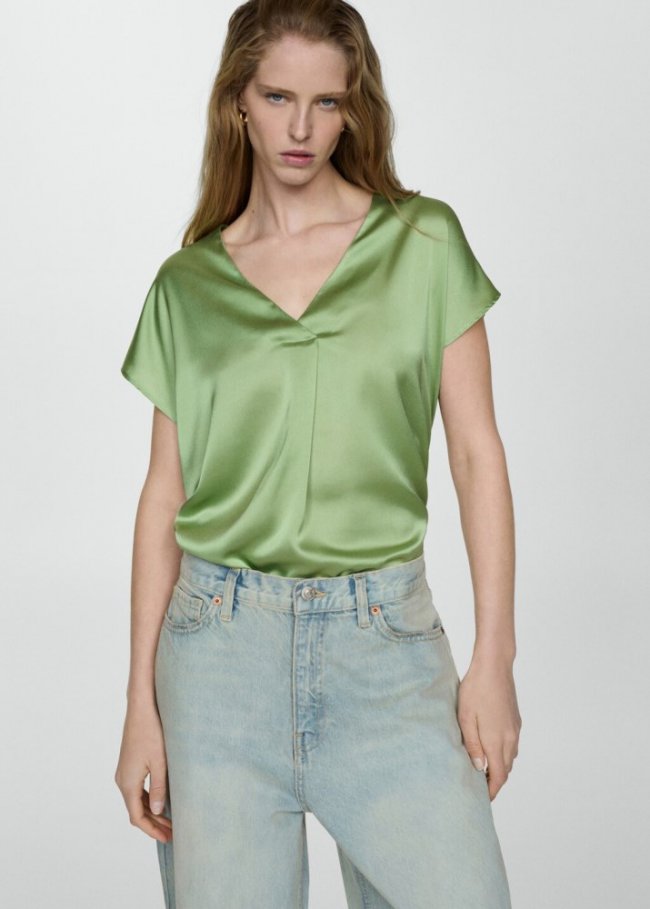 Mango Camiseta satinada cuello pico - Verde